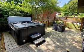 Spacious Oak Cabin With Hot Tub - Devon